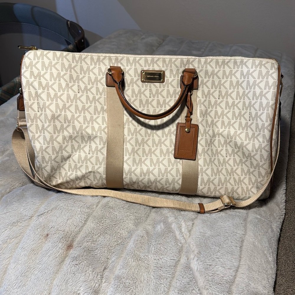 Michael Kors traveling duffle cream with shoulder strap and brown leather handle